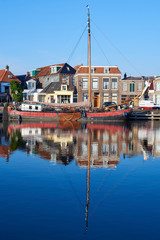 Fototapeta na wymiar Ein altes Plattbodenschiff im Hafen von Lemmer am Ijsselmeer in den Niederlanden 