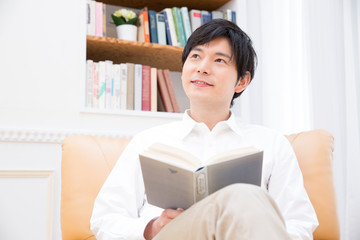 本を読む男性