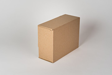 Karton fasonowy o wymiarach 200x150x80 brązowy, na białym tle