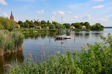 Werder an der Havel mit Heilig-Geist-Kirche und Windmühle