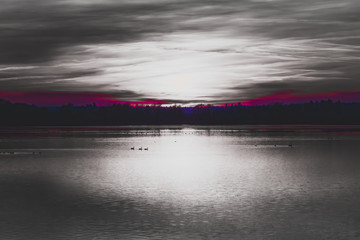 Nastrojowy romantyczny zachód słońca nad wodą-Piekny Zachód słońca nad stawem rybnym Dolina Baryczy