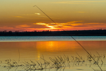 Nastrojowy romantyczny zachód słońca nad wodą-Piekny Zachód słońca nad stawem rybnym Dolina...