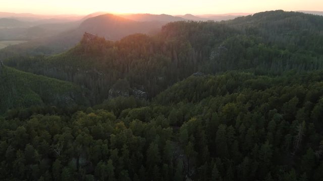 Sonnenuntergang in wundersch&ouml;ner Landschaft mit Wald, T&auml;lern, Felsen und H&uuml;geln im Elbsandsteingebirge, S&auml;chsische Schweiz 