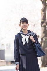 桜と女子中学生