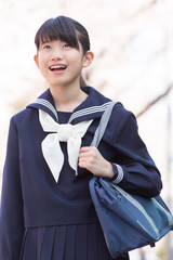 通学する女子中学生