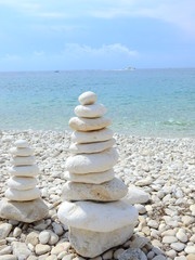 Fototapeta na wymiar Kamienne figury na plaży w Chorwacji na Hvar