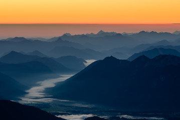 Ein Bild des Sonnenaufgangs über den Alpenbergen in Deutschland vom höchsten Gipfel Zugspitze.