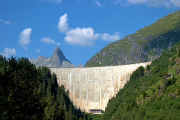 Obraz na płótnie Canvas Staudamm in Zerfreila in der Schweiz 31.7.2020
