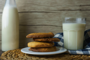 leche y galletas caseras de mantequilla y frutos secos 