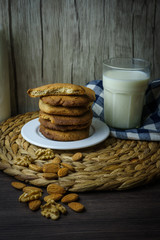 galletas de mantequilla y frutos secos con leche 