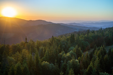 Gorce letni świt. wschód słońca widziany z wierzy widokowej na Magurkach. © Piotr Szpakowski