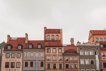 Fototapeta premium Paisaje urbano. Vista de edificios coloridos de las calles de Polonia.