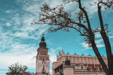 Fototapeta premium Arquitectura de Polonia. Torres sobre fondo azul.