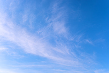 Obraz premium White Cirrus clouds against a bright blue sky