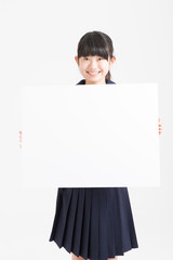 メッセージボードを持つ女子中学生