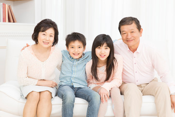 笑顔の祖父母と孫