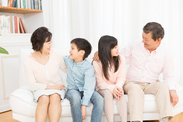 笑顔の祖父母と孫