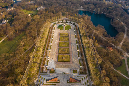 Germany, Berlin, Aerial view of&nbsp;Treptower&nbsp;Park Soviet War Memorial in autumn
