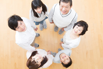 Fototapeta premium 笑顔の3世代ファミリー