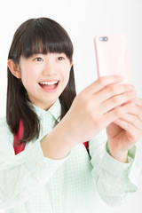 キッズ携帯を見る小学生