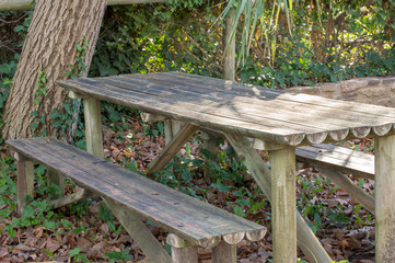 Banco y mesa de madera en el campo