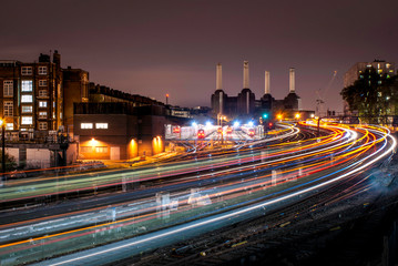 Obraz premium night traffic in the city