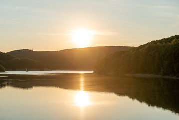 Obraz premium Sonnenuntergang am See in Deutschland 