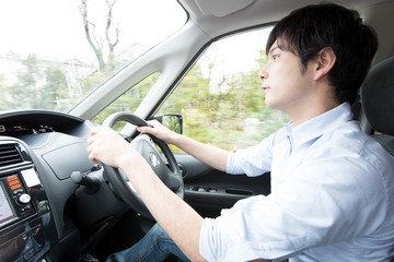 車を運転する男性
