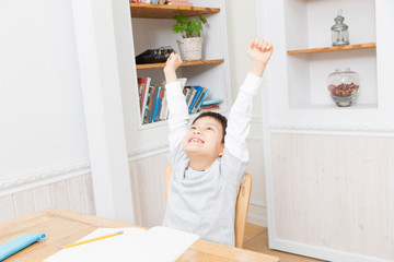 勉強して休憩する男の子