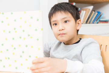 Fototapeta premium 本を読む男の子