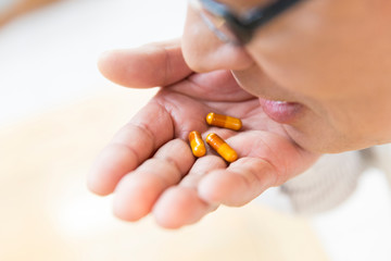 薬を飲むシニア男性