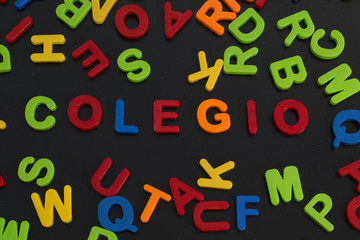letras de plastico formando la palabra colegio 