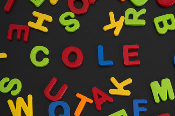 letras de plastico formando la palabra colegio 