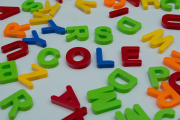 Fototapeta premium letras de plastico formando la palabra colegio 
