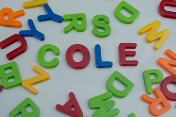 letras de plastico formando la palabra colegio 