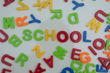 letras de plastico formando la palabra escuela