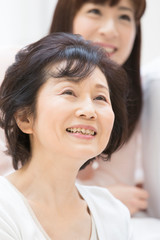 笑顔のシニア女性