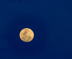 luna llena blanca en cielo azul © ClauZerr