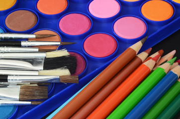 Naklejka premium Color pencils, paint brushes and watercolor pallet, back to school, colorful theme