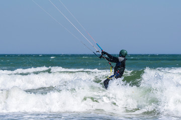 Ein Kitesurfer im April an der Ostsee