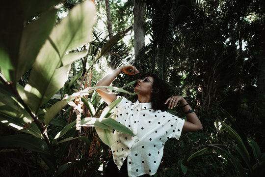 Bailarina chica joven camisa selva bosque verde natural contemporaneo arte