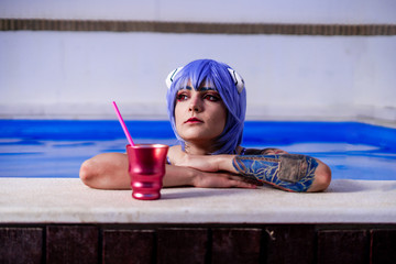 Chica androide cosplay otaku japones verano bikini traje de baño azul piscina naturaleza verano...