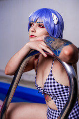 Chica androide cosplay otaku japones verano bikini traje de baño azul piscina naturaleza verano...