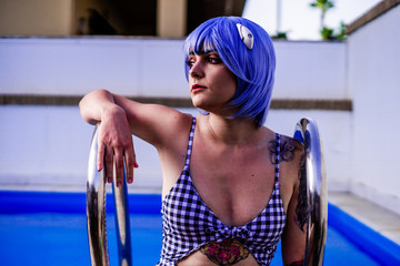 Chica androide cosplay otaku japones verano bikini traje de baño azul piscina naturaleza verano...