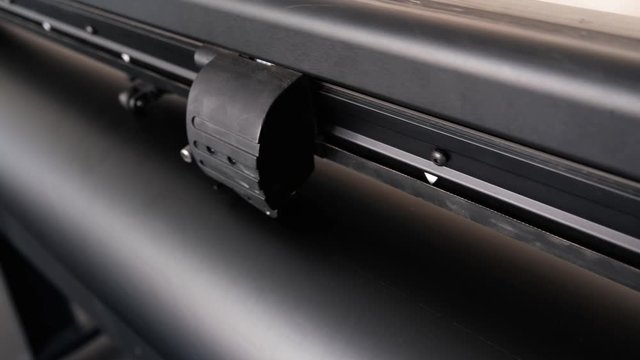 Vinyl cutter plotter machine and moving cutting head