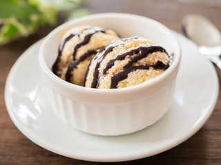 チョコレートのかかったアイスクリーム