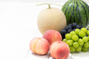 夏の果物（スイカ、メロン夏の果物（スイカ、メロン、桃、シャインマスカ、桃、シャインマスカット、巨峰）