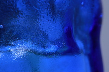 Fototapeta na wymiar 蒼い深淵の海のような色をしたガラスについた水滴