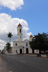 Fototapeta na wymiar キューバの中部、フランス人が造った町シエンフエゴスの古い建物　ホセ・マルティ公園 Parque José Martíの教会Catedral de la Purisima Concepcion