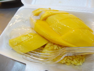 ホーカーのマンゴーデザート、カオニャオマムアン/Fresh mango thai dessert,...